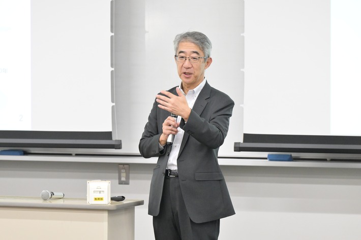 企業論特別講義で講演する菊地唯夫氏