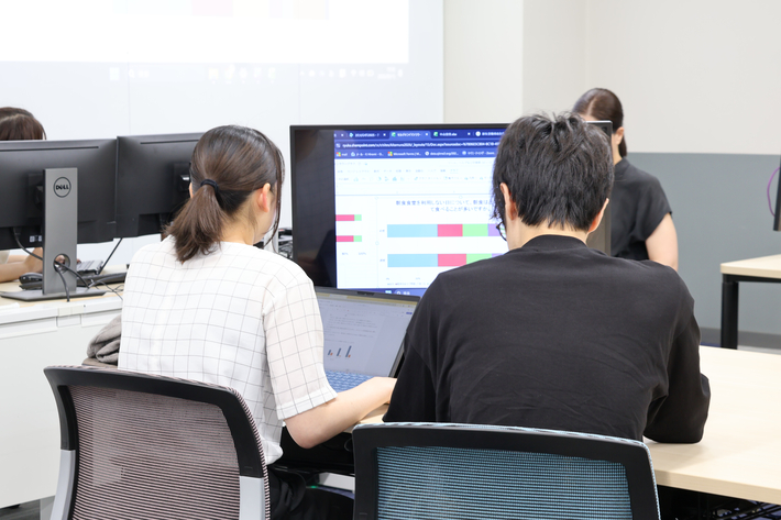 画面を見ながらディスカッションする学生たち