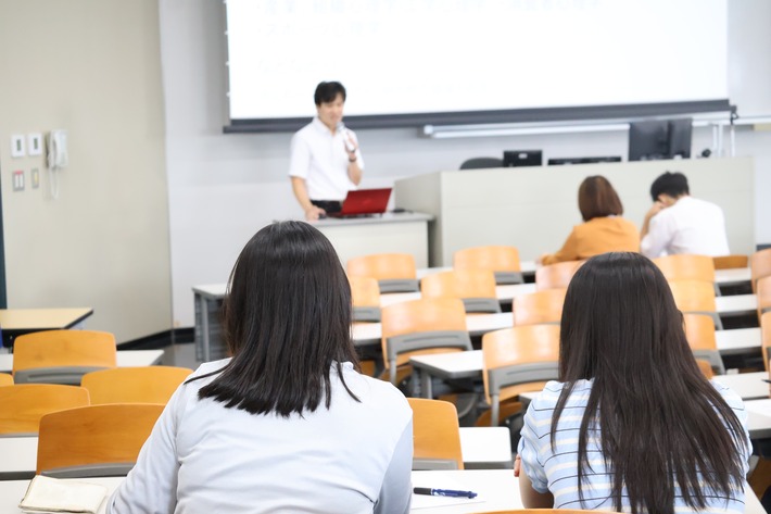 教室で行われた高校生のための心理学講座の様子