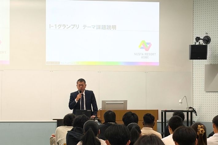 開会式で登壇者が参加者に向けて話す様子