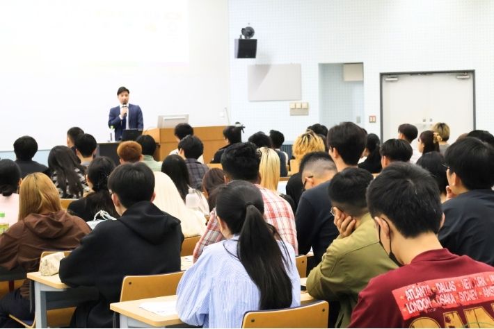 開会式で説明を聞く参加者たちの様子