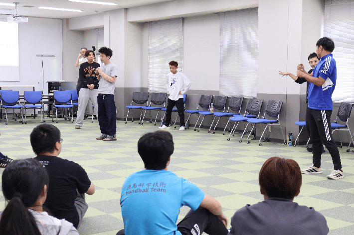 言葉だけに頼らず、相手を理解する。「公務員特別演習Ⅰ」で演劇ワークショップを実施